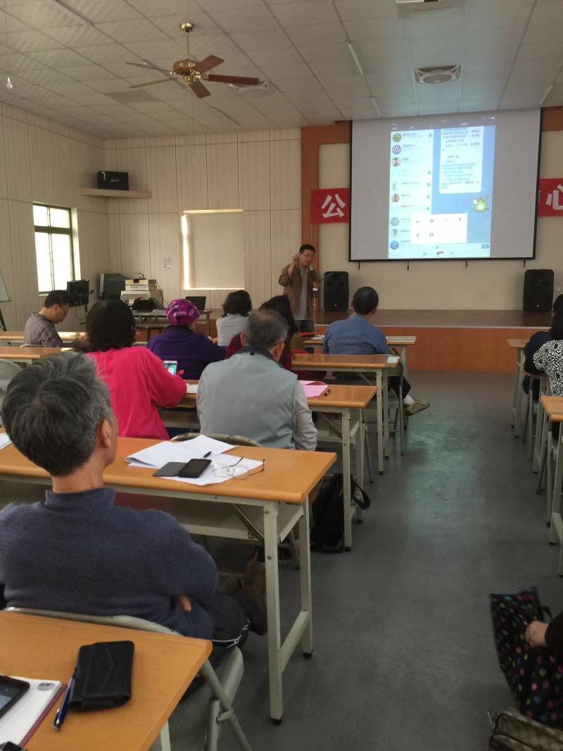 建立群組，互傳貼圖、傳訊傳照片、視訊電話等等。