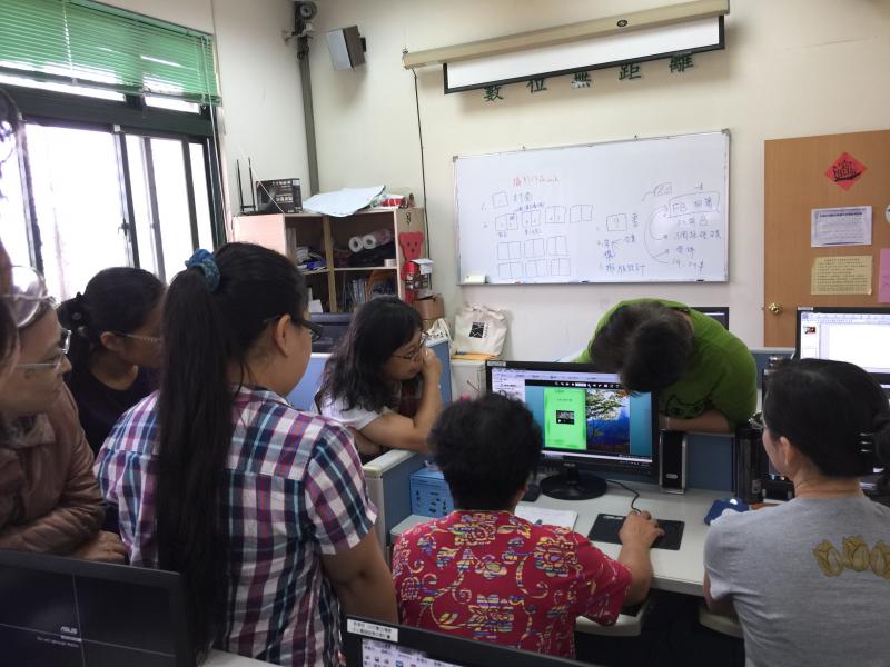 學員分享編好電子書，老師進行指導修正。