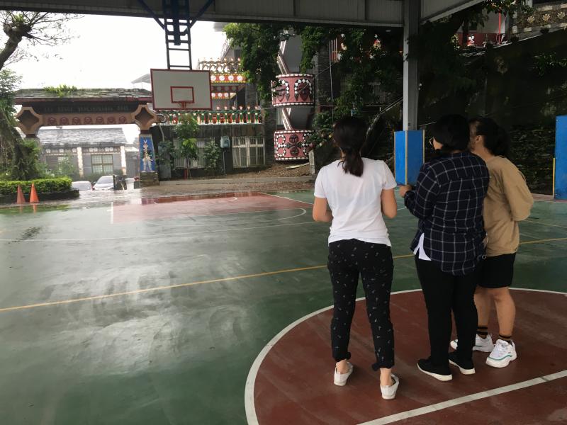 學員在講師指導下，輪流實際操作空拍機。