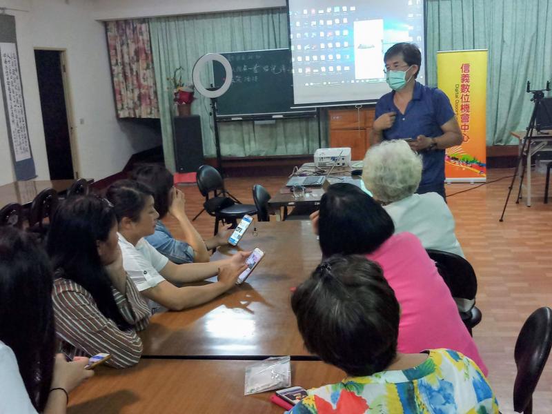 店家必學文案養成班課程，課堂中學員認真聽老師講解。