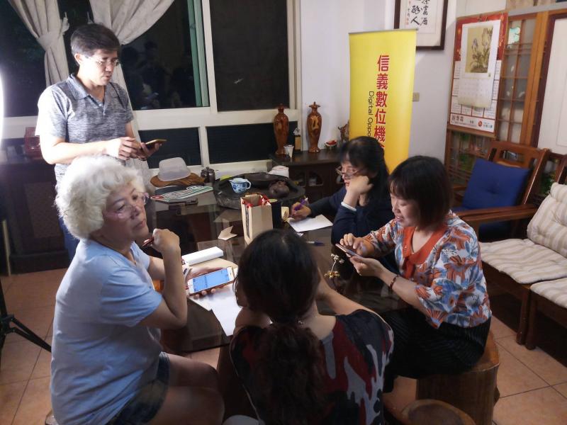 店家必學文案養成班課程，學員上課時認真討論與互相分享。