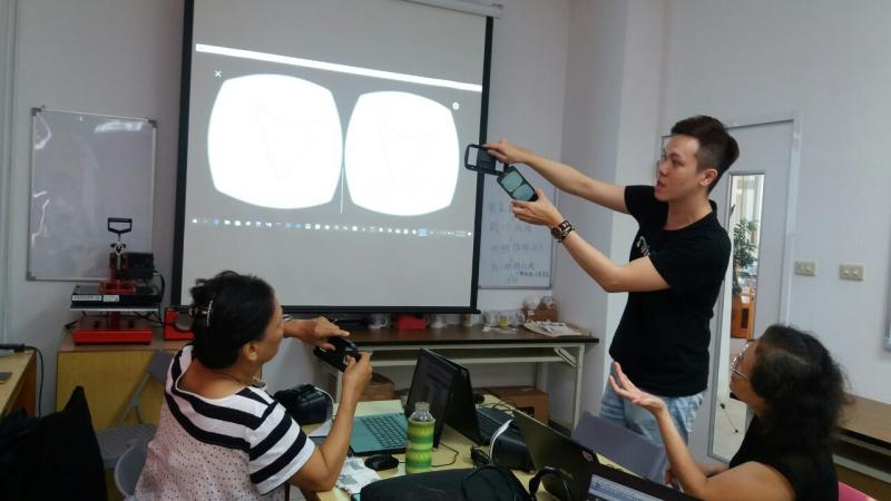 老師介紹如何使用配件型VR裝置