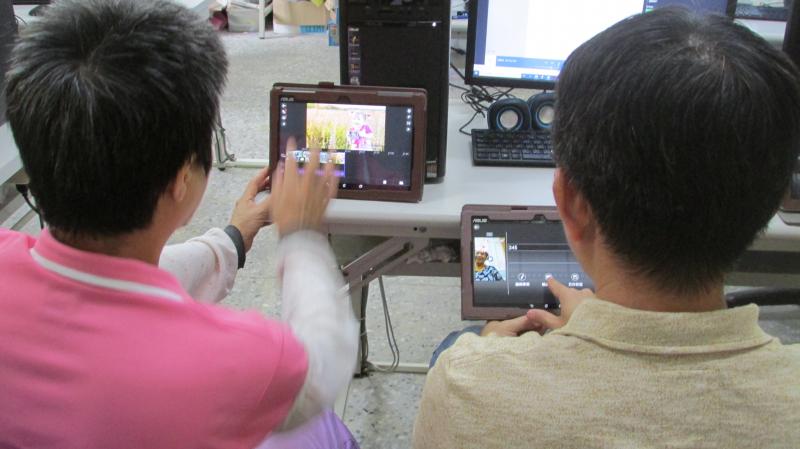 學員把平板電腦裡的照片利用威力導演的APP編輯完成的作品。