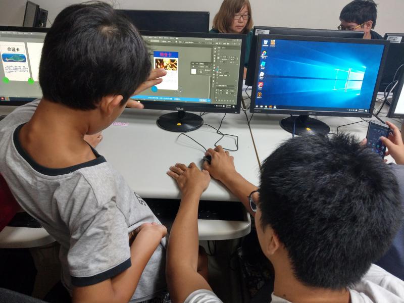 講師教導學員如何操作以拉軟體