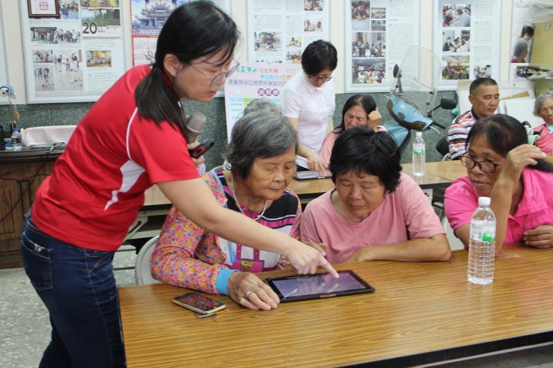 教導社區長者申請LINE