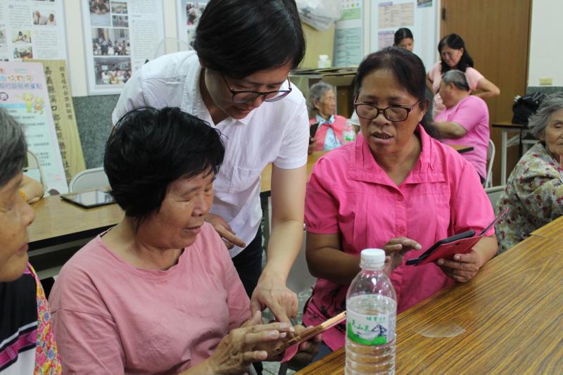 社區長者學習使用平板電腦