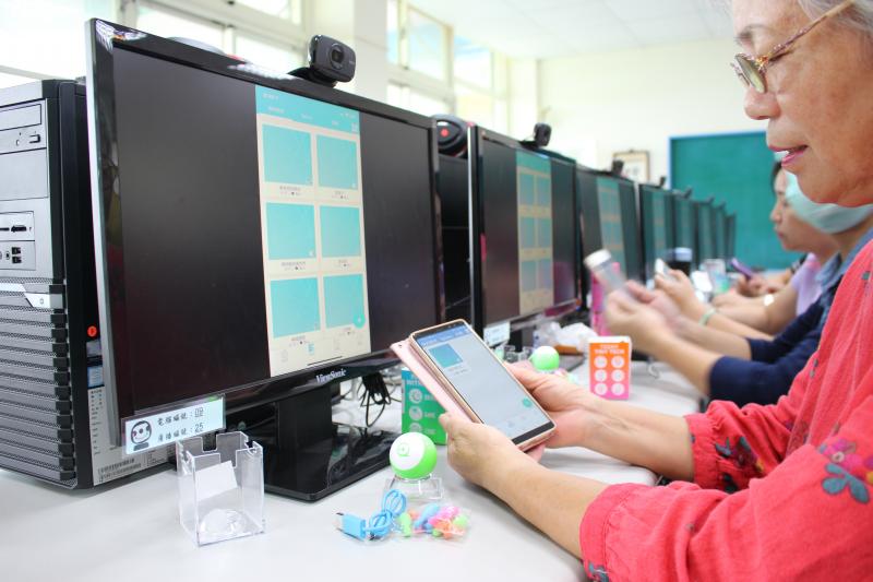 用手機寫程式設定機器球