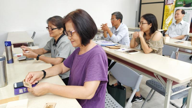 學員觀看雷雕的作品