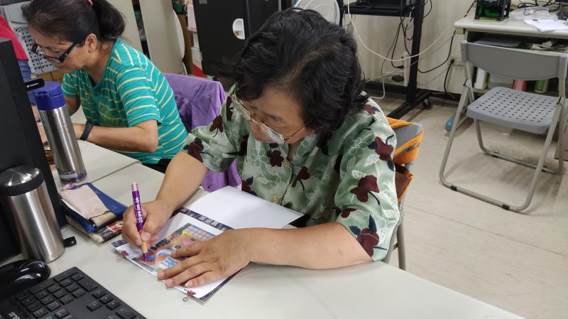 學員繪製雷雕線稿