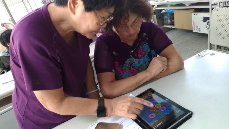 里民互動學習平板APP下載健康遊戲，一方面促進感情，一方面凝聚友善社區