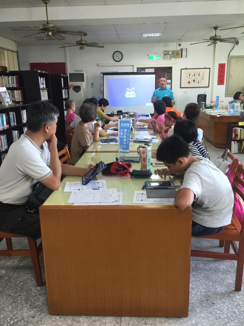 學員認真學習抄筆記