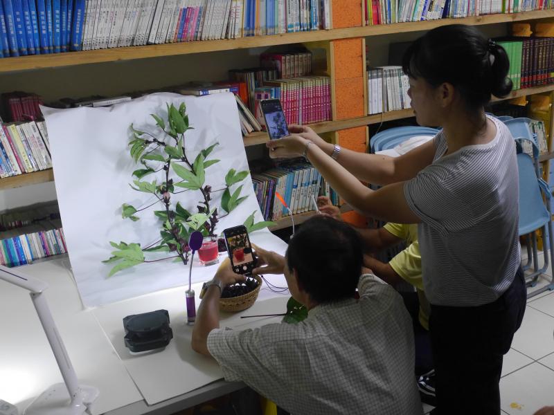 學員們擺好背景開始練習拍攝