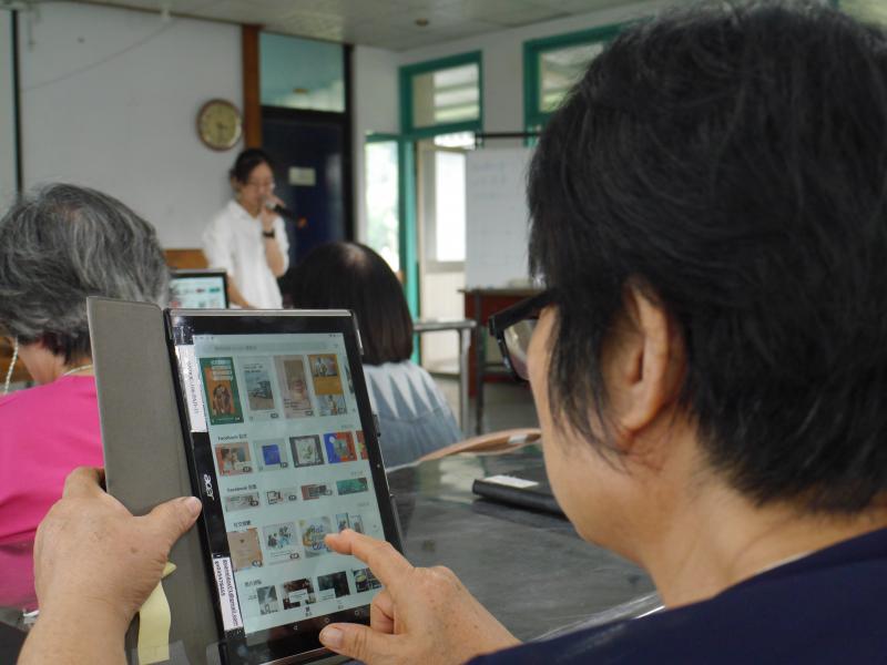 學員用平板操作Canva APP來編排