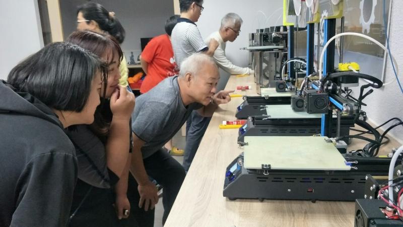 3D列印機器列印中，學員好奇地盯著機器一刻都不容錯過。