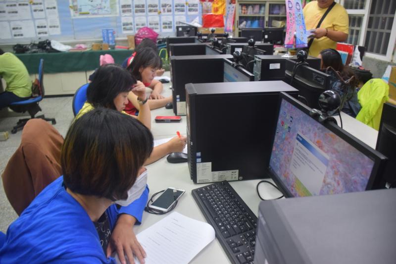 學員透過廣播觀看老師操作程序。