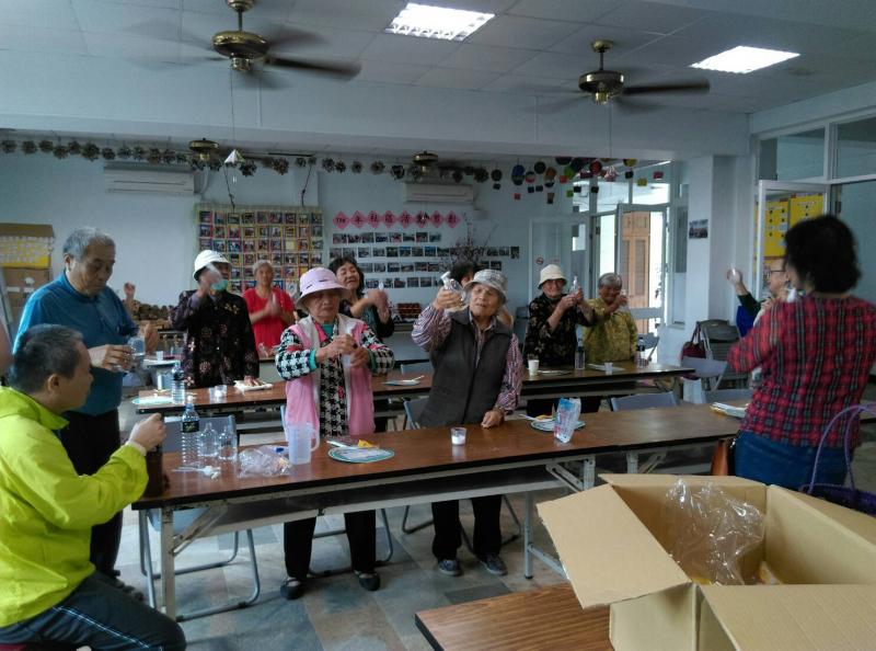 老師也讓長輩們體驗天然柚子皮清潔液的製作，他們對於愛護地球愛護土地非常有想法，所以這門手作課讓他們學的很有心得也很認真。