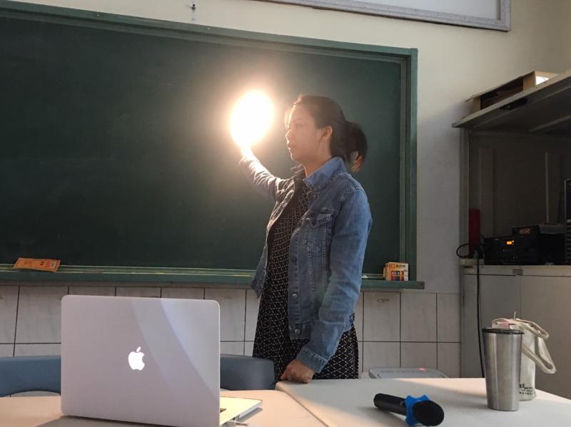老師說明光源的角度會產生拍照的特性