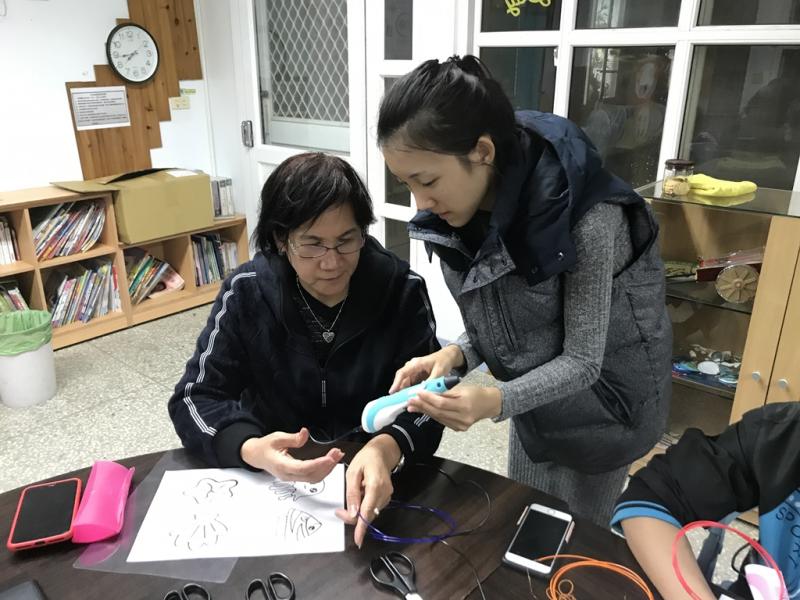 老師指導學員3D列印筆使用方式