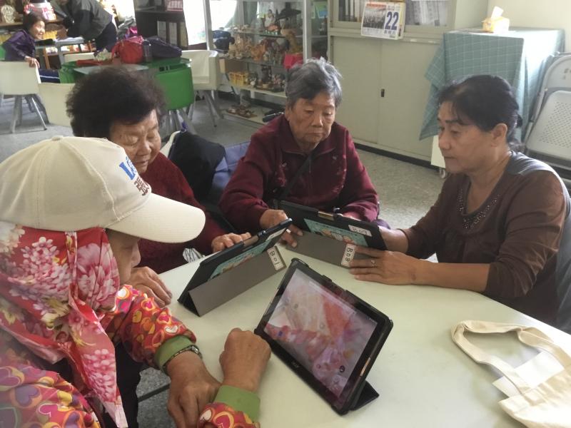 由於很多社區長者平日有外籍看護工照顧，當長者到社區上課除了陪同照顧長者外，並幫助與指導長者使用平板電腦