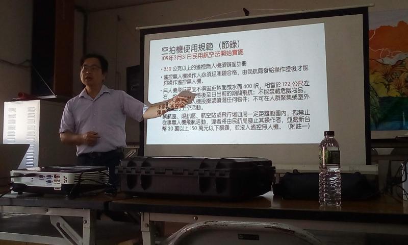 劉昌昇講師講解空拍機的各種知識