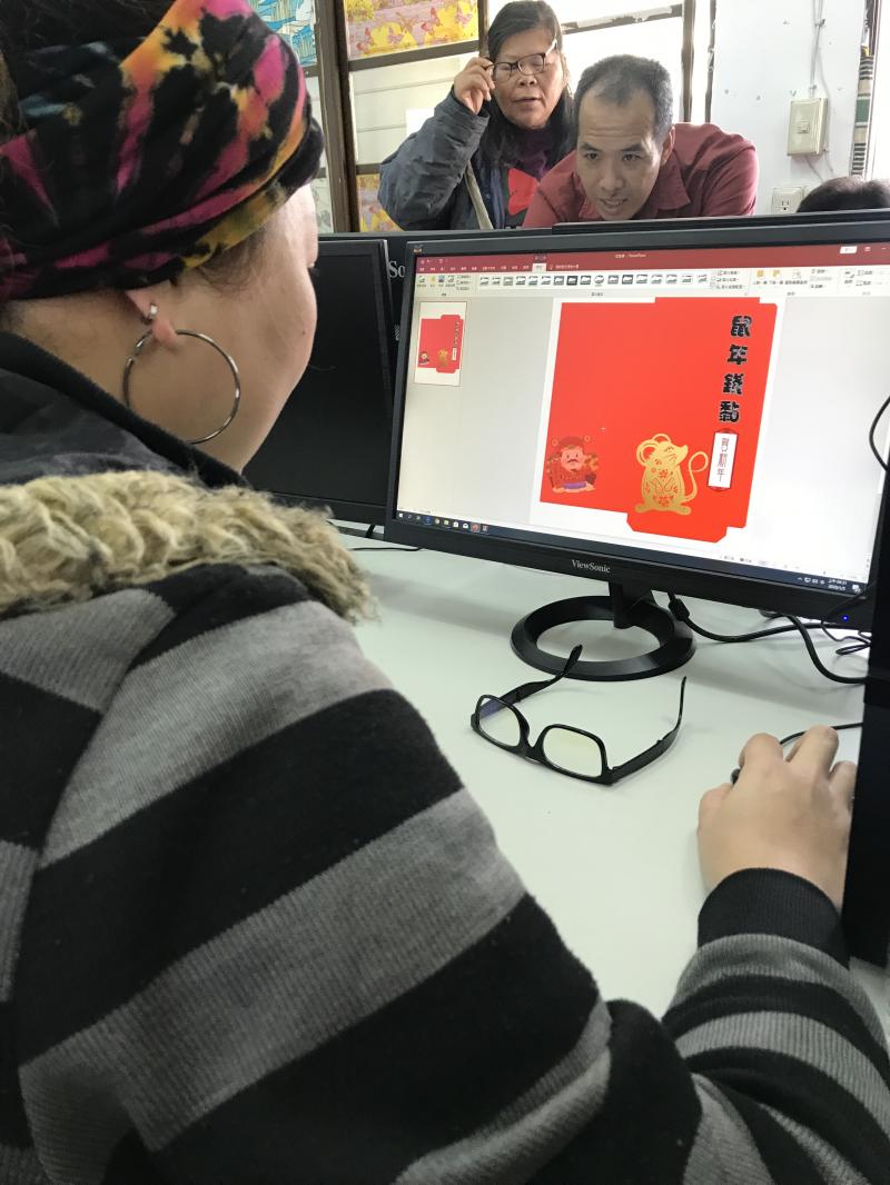 學員認真使用電腦製作專屬紅包袋