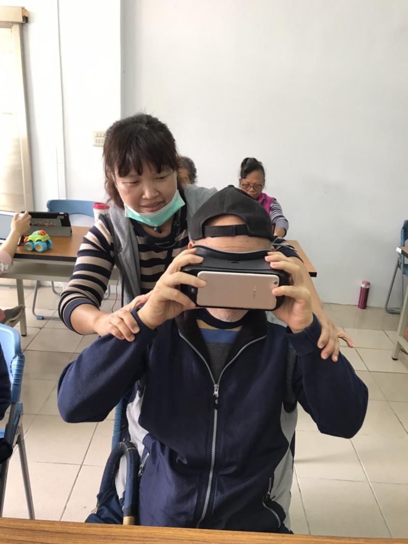 老師協助學員使用VR機