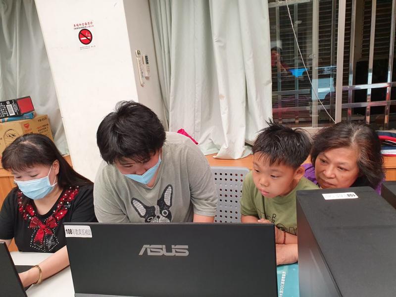 學童當起小老師在電腦上協助嬤孫如何設定Gmail帳號設定.