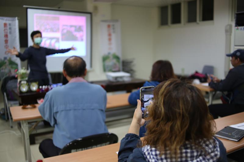 老師講解長焦、廣角、中距等照片照出來的差別。