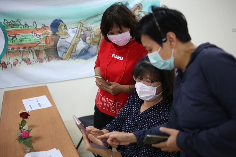 老師教導學員使用APP ｢Snapseed｣後製修圖。