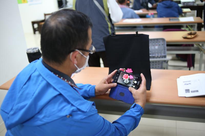 學員使用黑色背景布放在小花束的背後，整個花束突顯又清晰。