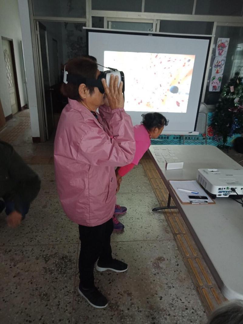 透過同步投影讓其他人也可以看到體驗者的畫面