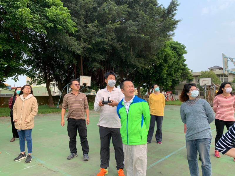 學校主任體驗空拍機飛行
