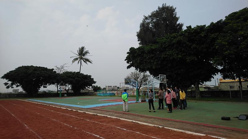 學校老師實際操作空拍機