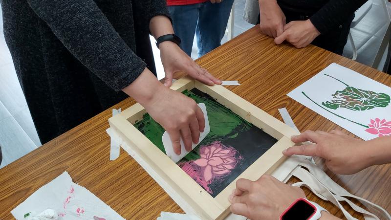 學員用絹印顏料，刷出色彩繽紛的圖案。