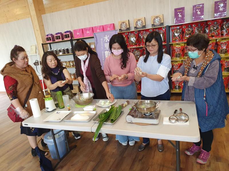 印尼學員李德鑾家鄉美食製作-爆將紅糖麻糬，並教其他學員實地操作技巧.