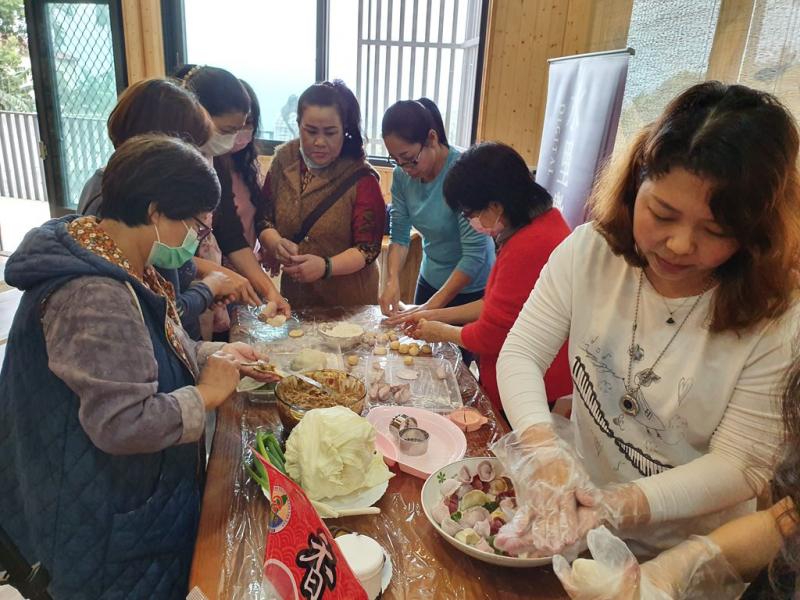 大陸河南學員張語穜懷念家鄉美食製作-五行水餃，並由教其他學員輪流學著包餃子.