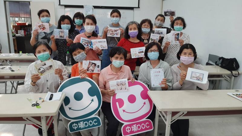 手工書完成大合照