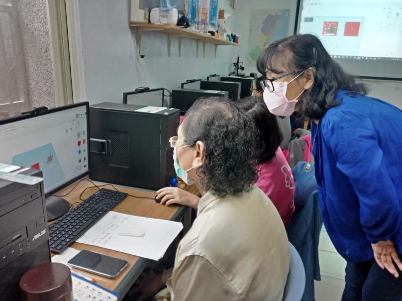 講師回答學員的問題。