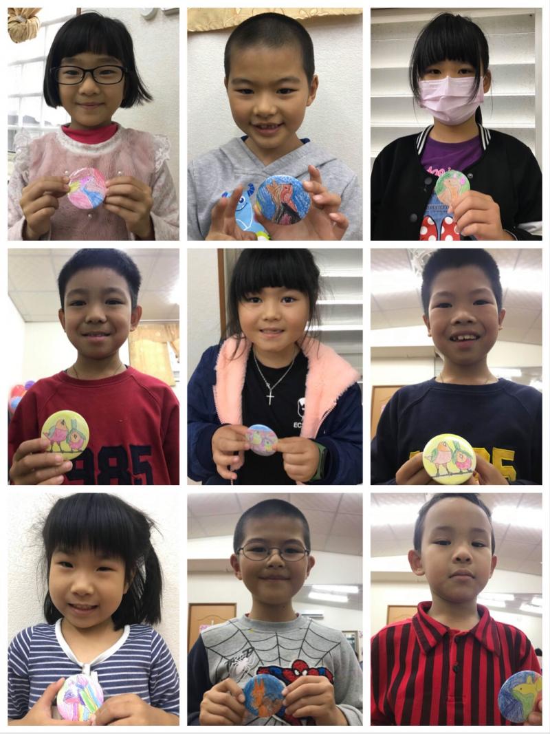 小朋友和自己的成品合照