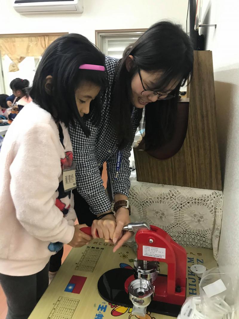 實際操作胸章機