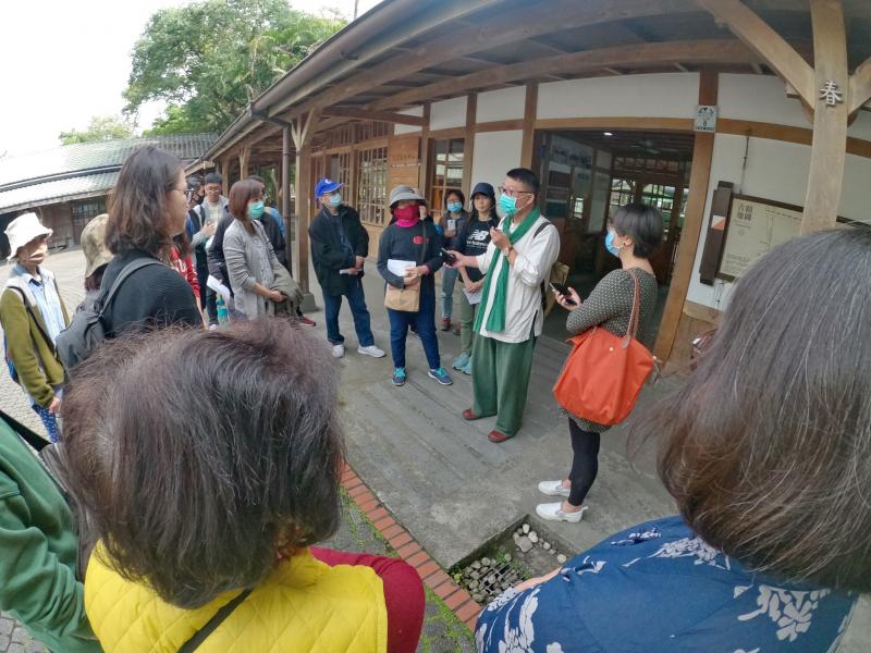 莊文生老師於竹林車站解說太平山森林鐵路歷史對羅東發展的影響