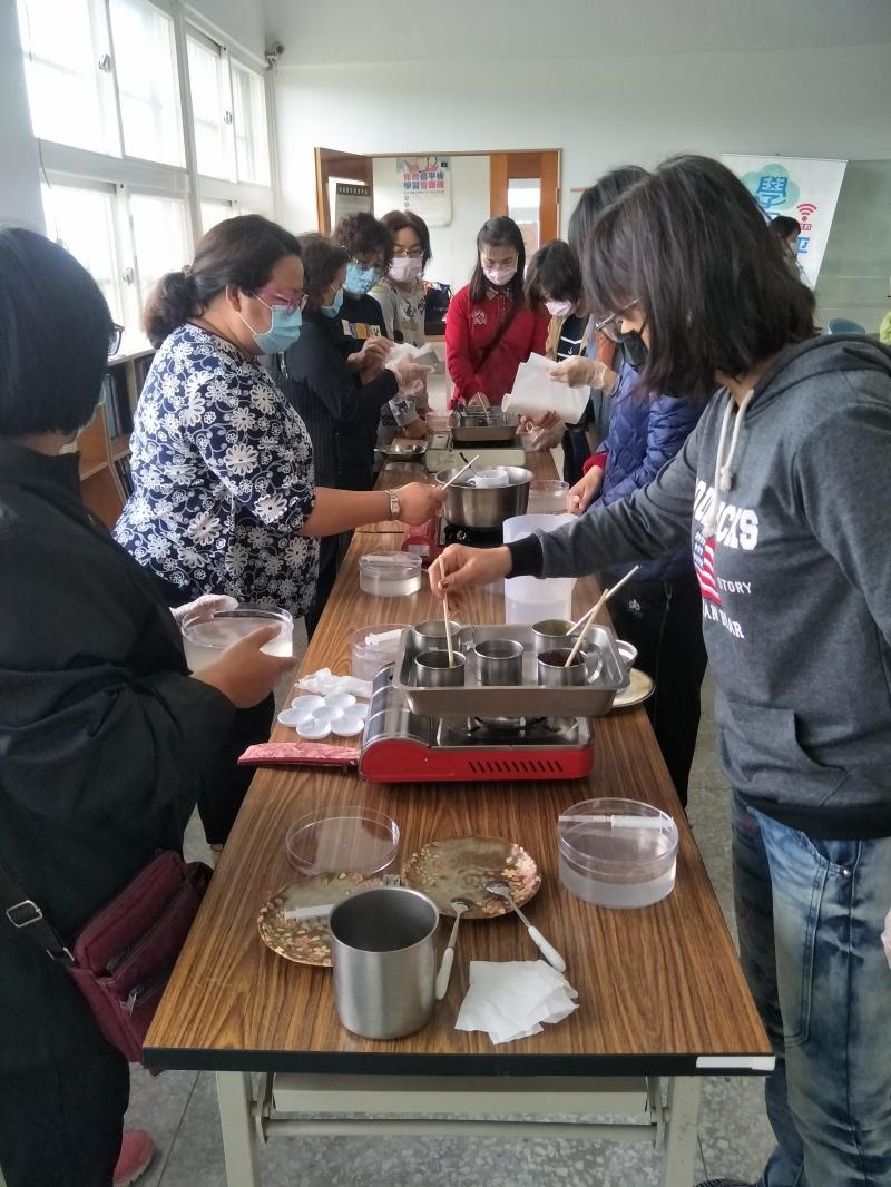 老師把學員分3組，學員互相討論研究製作、分享如何繪製出美麗的花朵~