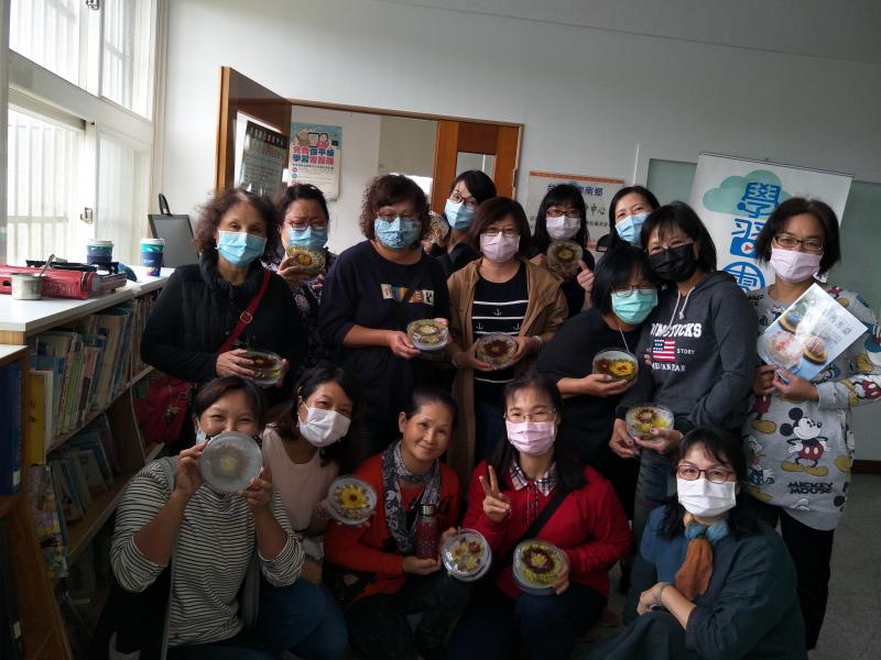 結合在地食材製作3D立體果凍花，做出的成品都是獨創性的美麗，也是適合婦女開創第二專長！