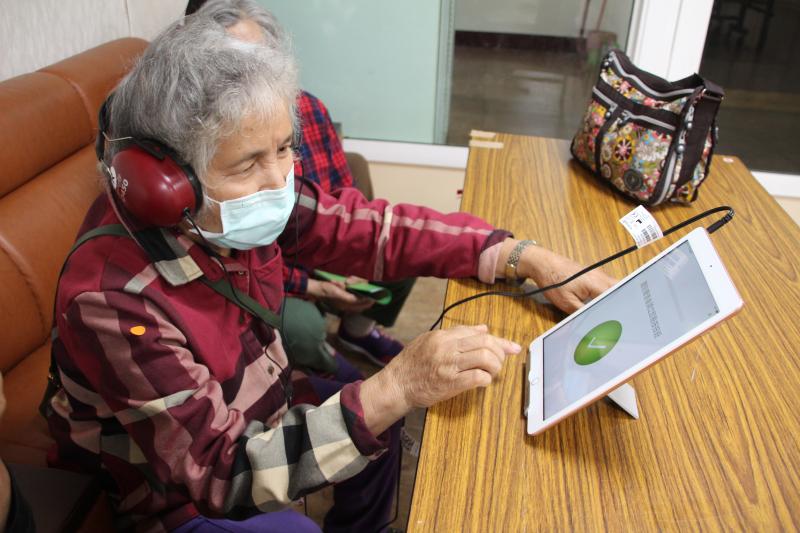 社區長輩進行聽力檢測。
