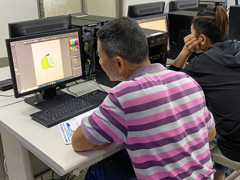 學員操作電腦，使用繪圖軟體將插圖上色