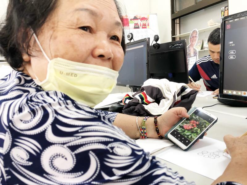 68歲的劉華英阿嬤，運用手機上網尋找紅毛單的照片，一筆一畫慢慢繪製而成。