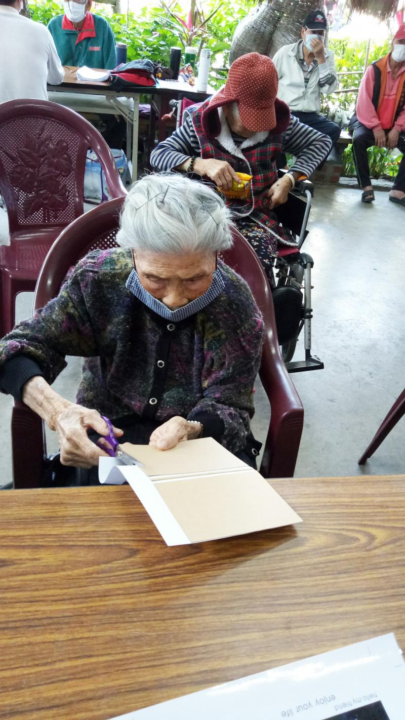 阿嬤已經96歲了.還可以很輕鬆拿起剪刀裁剪製作自己的相簿