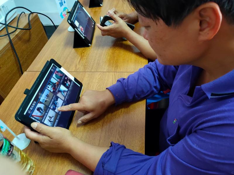 學員操作影片後製，以家庭生活為主題，製作3分鐘微電影。