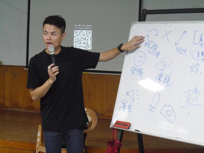 雨青老師在白板上寫下不同 icon 代表的意義