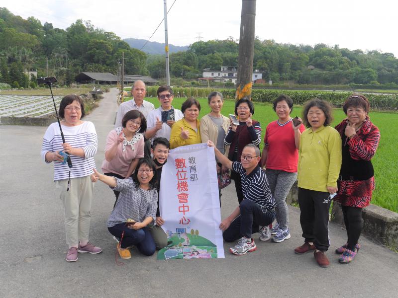 直播課結業，老師與同學一起在社區的稻田邊開心合照